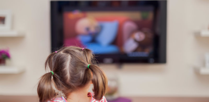 petite fille regardant la télé